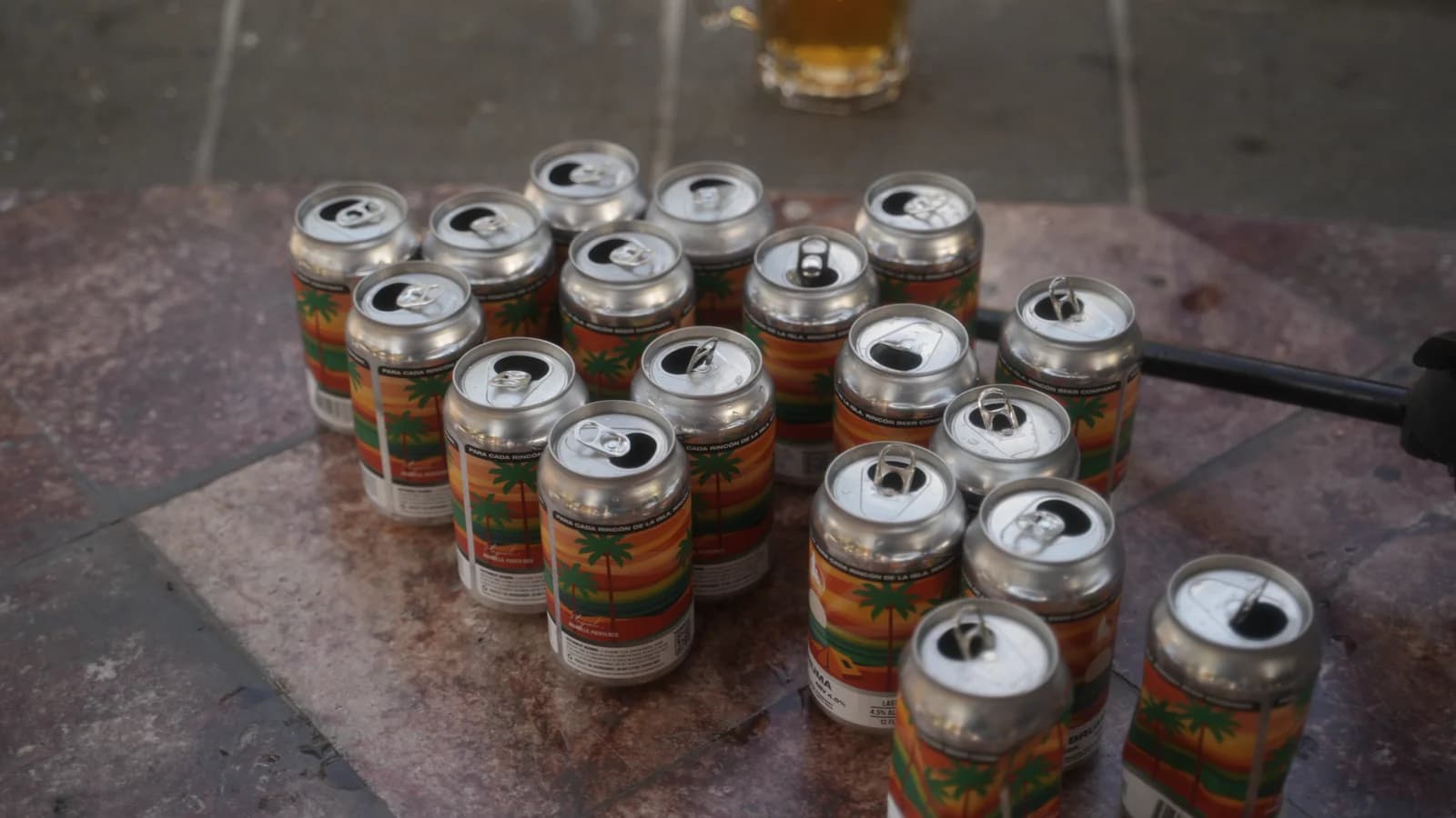 Latas Bruma Lager después de la competencia Beer Olympics
