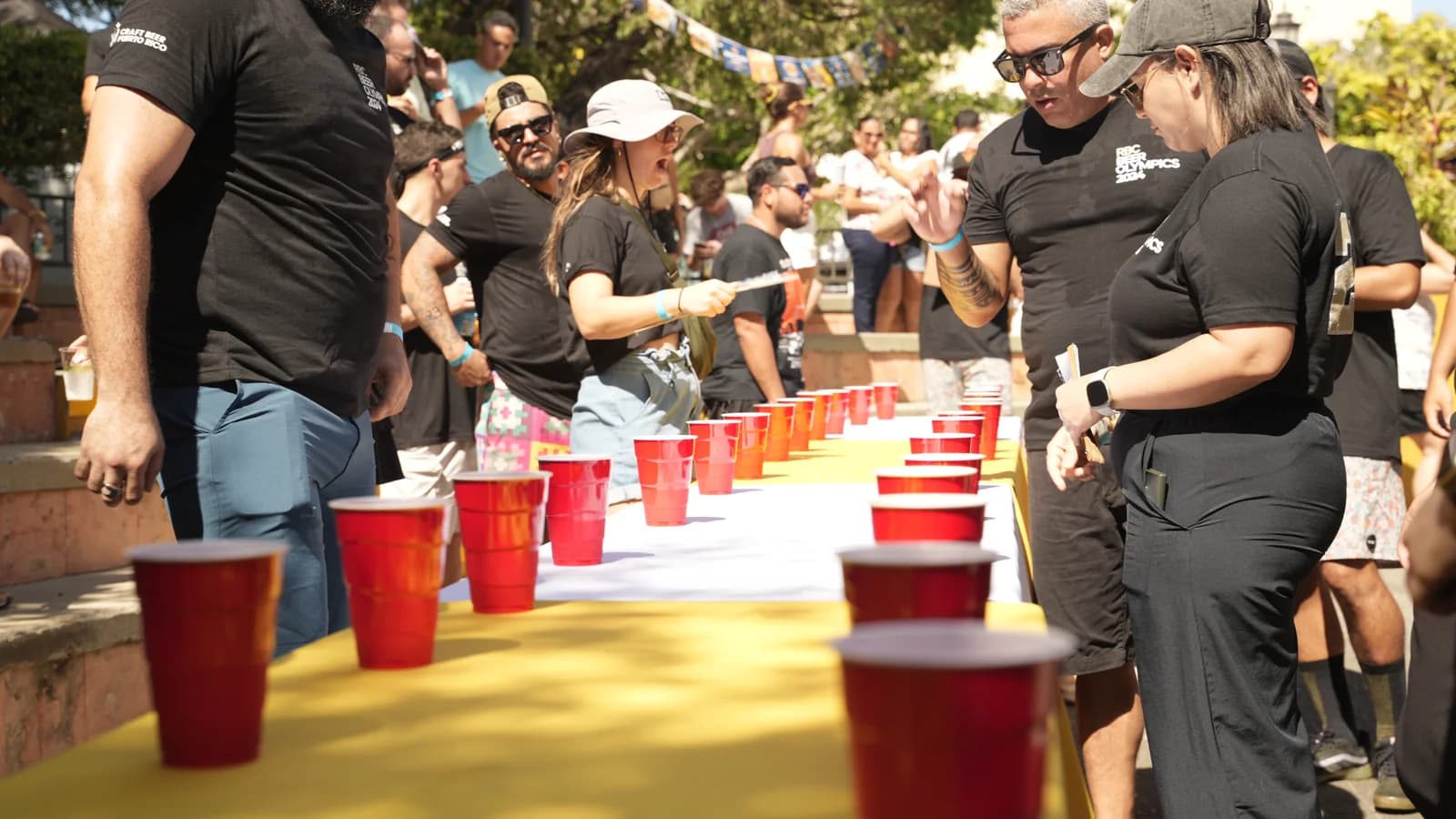 Mesa de competencia flip-cup en Beer Olympics, Plaza de Rincón