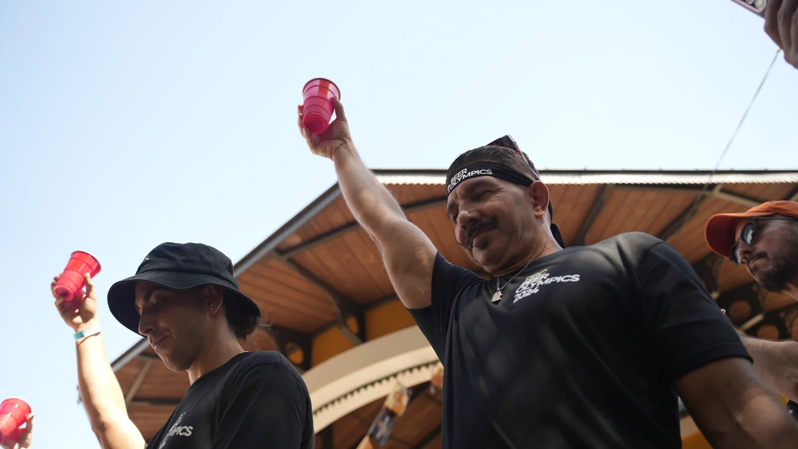 Jugador en competencia flip-cup en Beer Olympics, Rincón