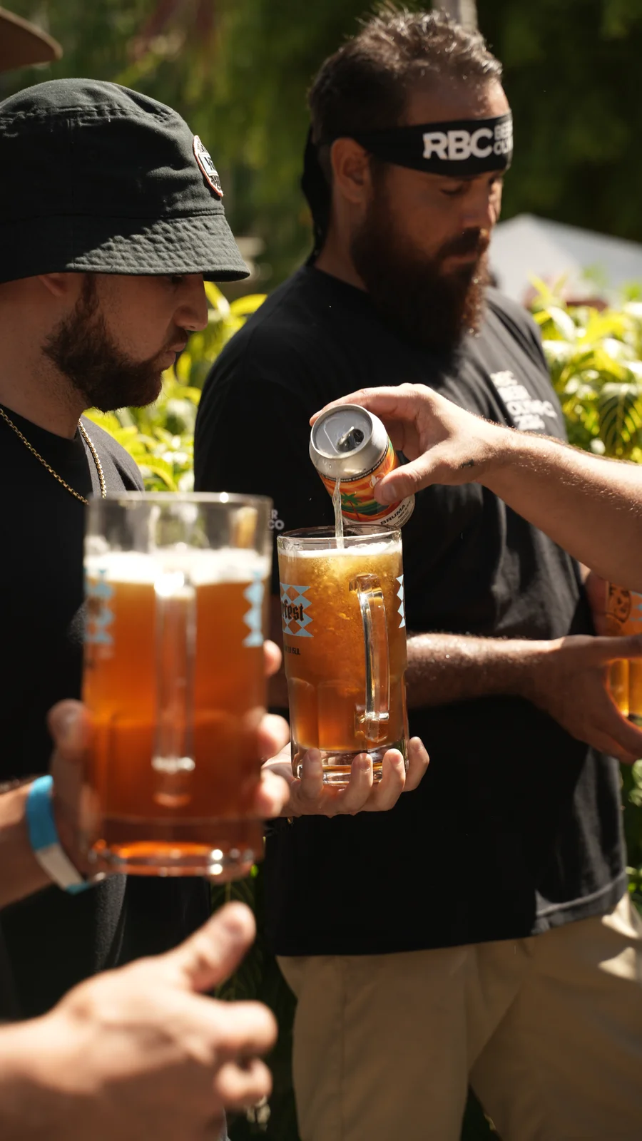 Llenando una jarra Festfest con cerveza Rincón Beer Company en Beer Olympics
