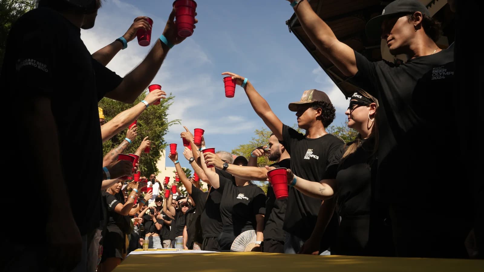 Equipos enfrentándose en Beer Olympics en la Plaza de Rincón