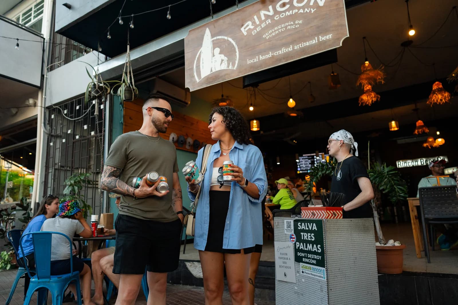 Pareja en la entrada de Rincón Beer Company antes de un evento privado